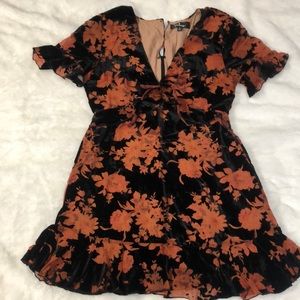Cute dress from Lulus. Size small, only worn once. Hits just above knee.
